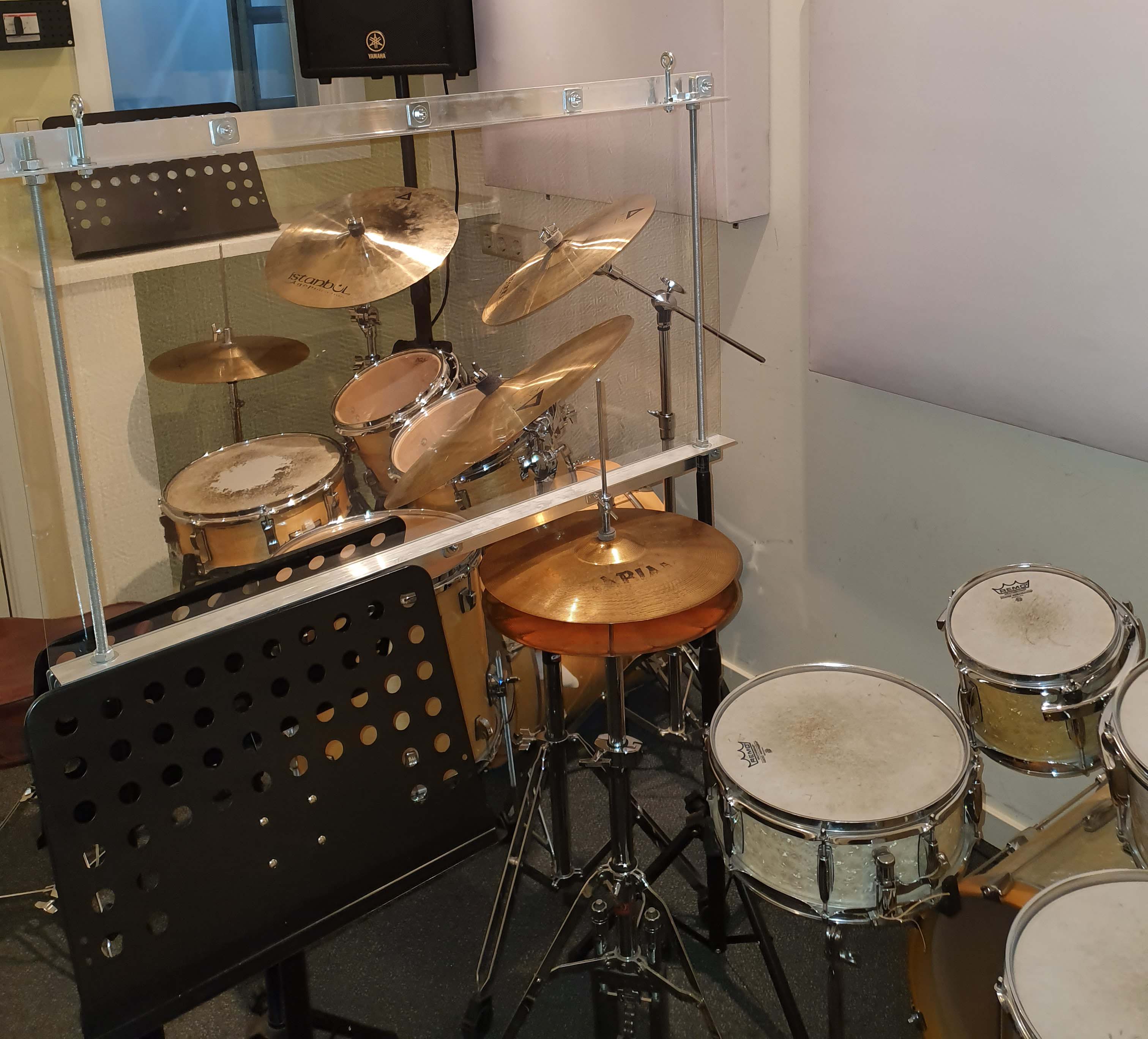 Drumlokaal met schermen bij Tune Up Muziekpunt
